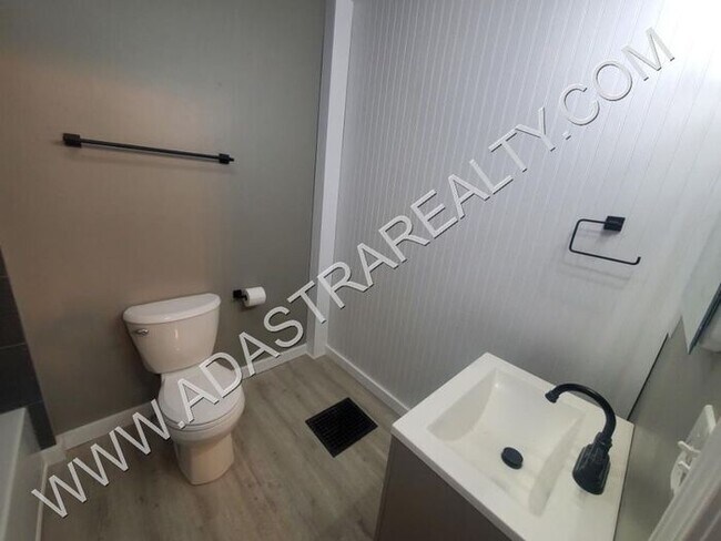 Building Photo - Newly Renovated! Affordable Olathe Apartme...