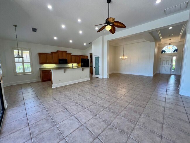 Building Photo - 2115 N Lakecrest Loop
