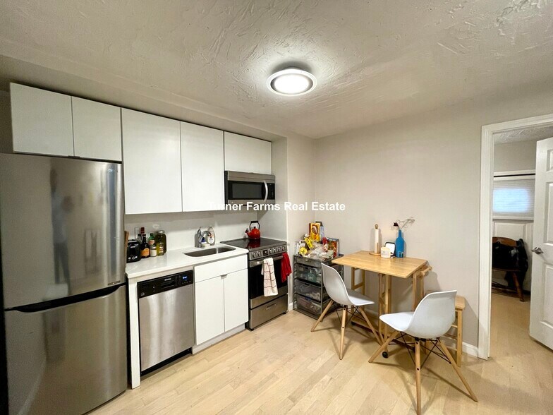 Building Photo - 89 Hudson St