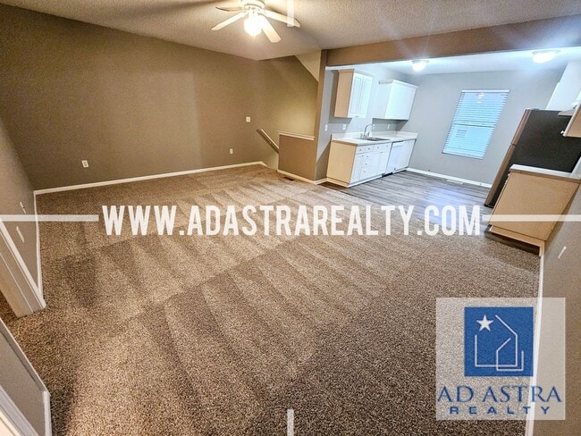 Building Photo - 2 Bedroom 2 Bath Townhouse in North Kansas...