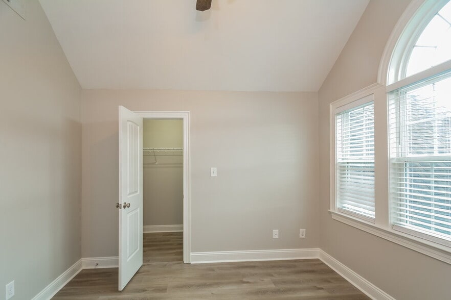 Building Photo - 684 Winding Oak Way