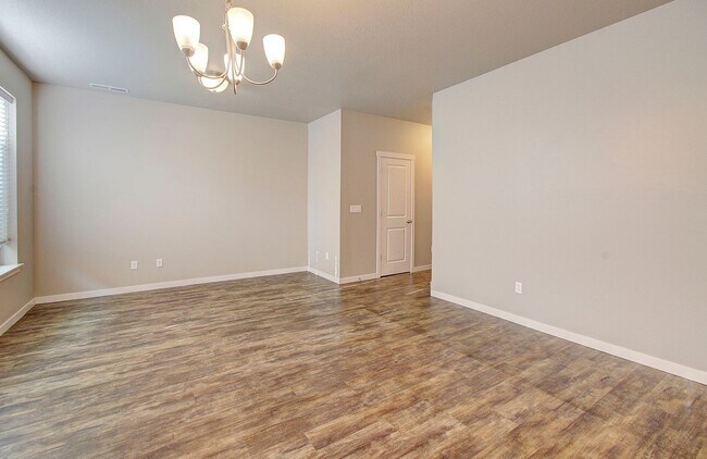 Building Photo - BEAUTIFUL CREEKWOOD TOWNHOME! 3 BR, 2.5 BA