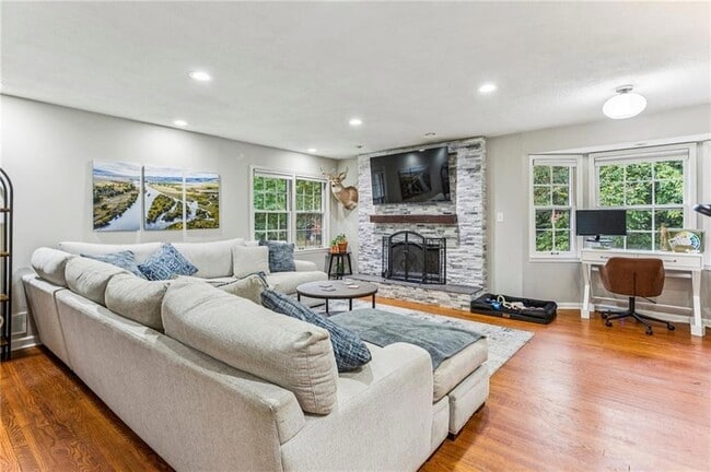 Building Photo - 2592 Woodacres Rd NE