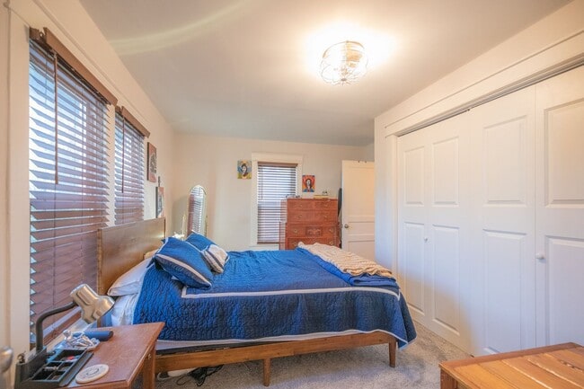 Building Photo - 2 bedroom 2 bath Madison cottage