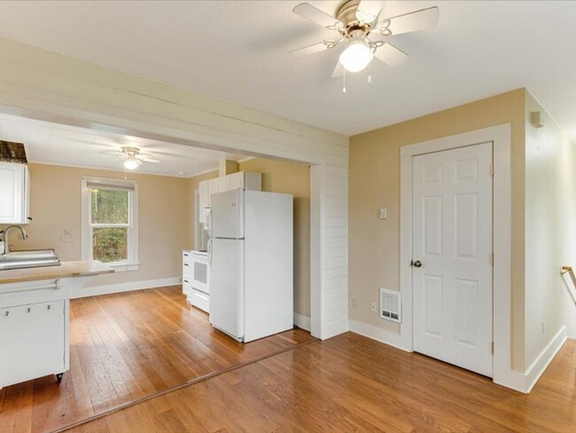 Building Photo - Charming two bedroom house in Vancouver wi...