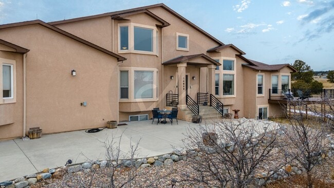 Building Photo - Country Living on 13.5 Acres