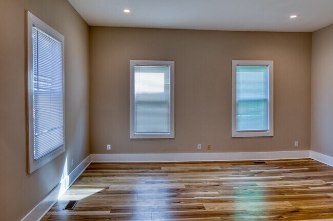 Building Photo - 2 Bed, 2 Bath Available Now!