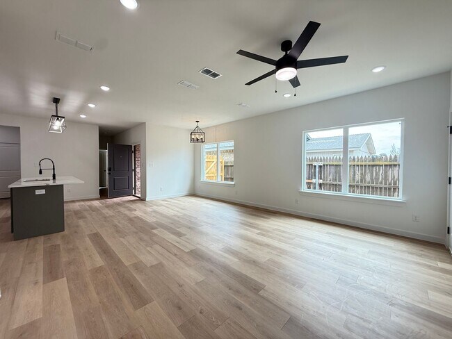 Building Photo - Spectacular Town-Home in West Lubbock!