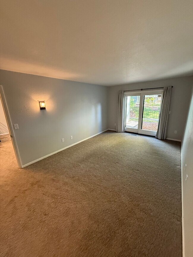 Building Photo - Quiet Midtown Home