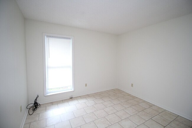 Building Photo - Spacious Northeast Pensacola Apartment Featuring 2 Bedrooms, 2 Bathrooms, Inside Laundry, and Pet...