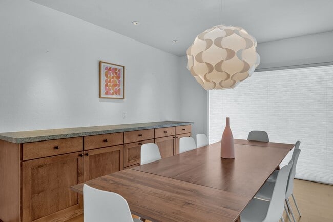 Building Photo - Mid-century modern home in Arcadia with pr...