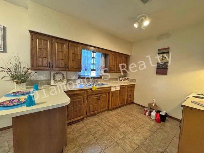 Building Photo - Cute 2 Bedroom Home with a Country Setting...