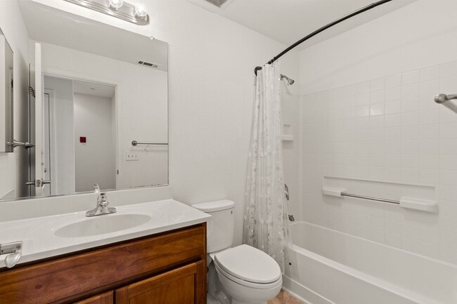 Building Photo - Modern, Private 2 Bed/2 Bath Townhouse wit...