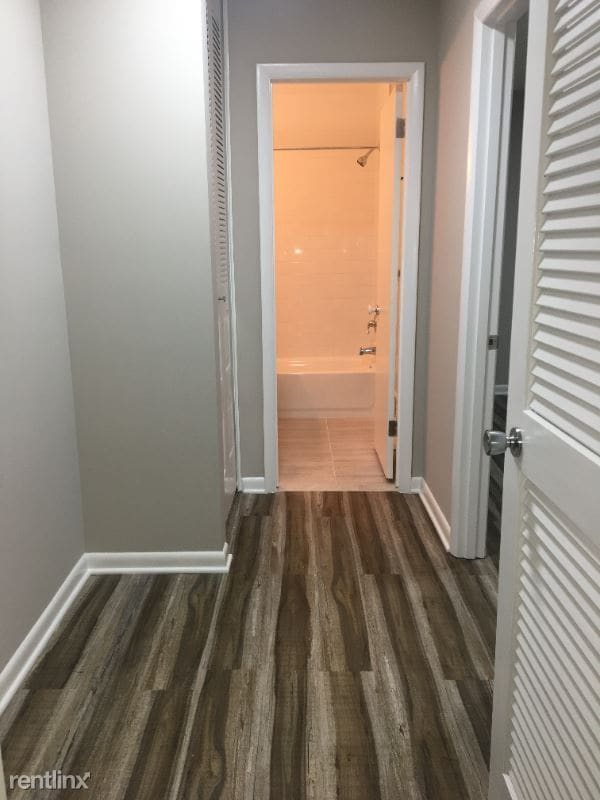 Building Photo - 1 br, 1 bath Condo - 10626 Weymouth St