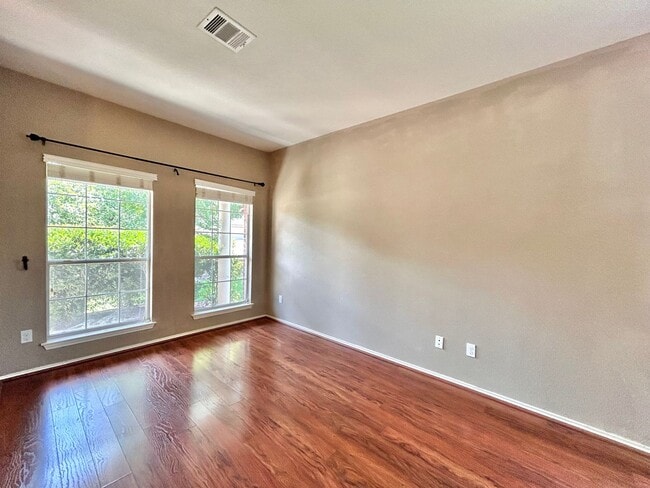 Building Photo - Beautiful & Spacious 3BR/2.5BA One-Level H...