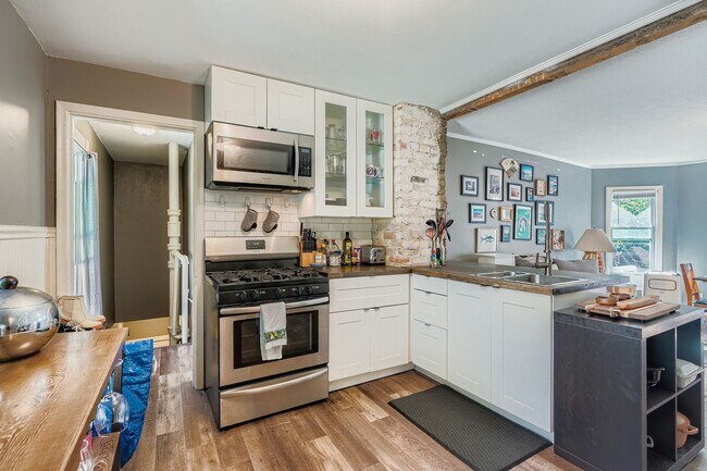 Building Photo - 1000 26th Ave NE