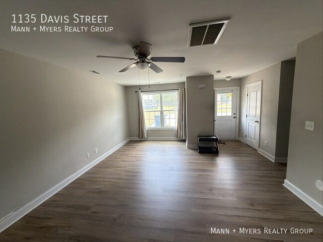 Building Photo - 1135 Davis St