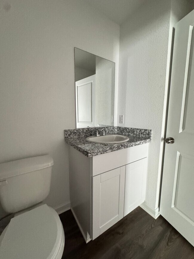 Building Photo - 3 bedroom Newer home