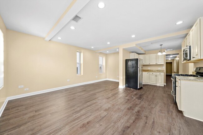 Building Photo - 552 W Cullerton St