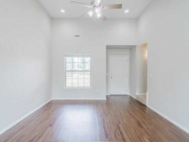 Building Photo - 3304 SW Deerfield Blvd