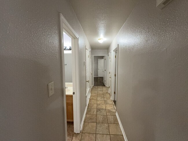 Building Photo - 3604 Dustin Ct