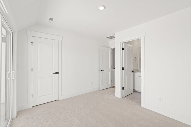 Building Photo - (Move-in Special) 3 Bedroom Townhome in LoSo!