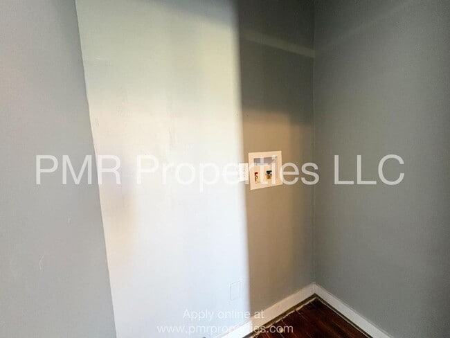 Building Photo - 2 Bedroom/ 1 Bathroom House