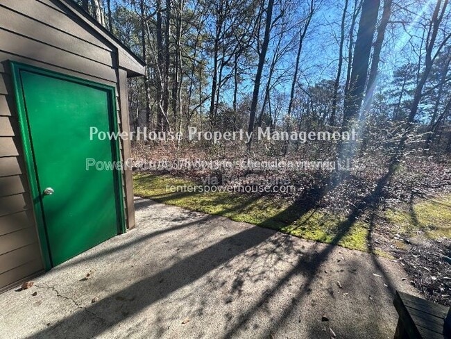 Building Photo - 502 Oakwood Ct