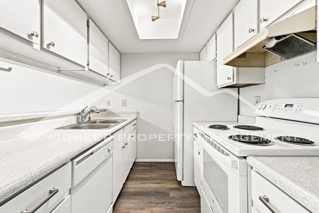Building Photo - 7885 Barbara Ann Dr
