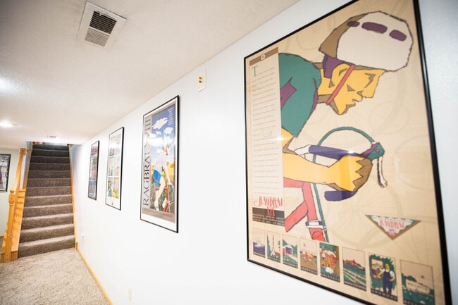 Building Photo - 202 NW Sharmin Dr