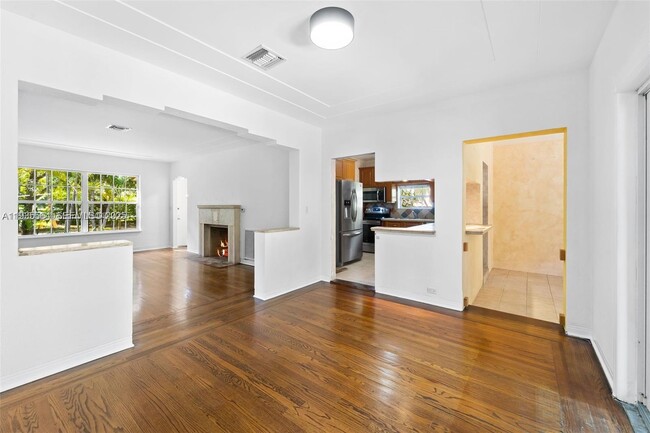 Building Photo - 911 NE 72nd Terrace