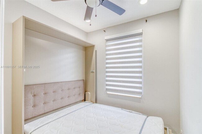 Building Photo - 3810 SW 51st St