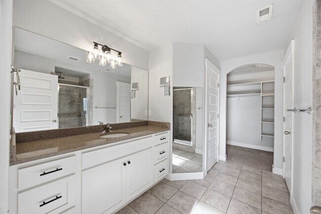 Building Photo - Stunning townhome on Sleepy Ridge