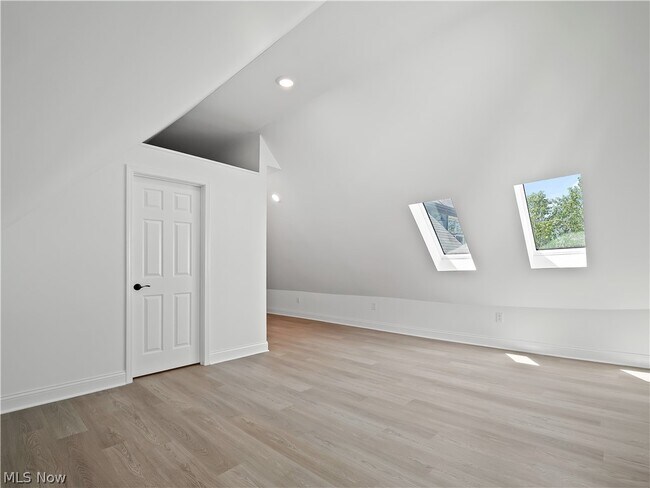 Building Photo - 2037 W 11th St