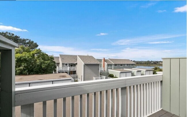 Building Photo - Spacious Carlsbad Condo Walking distance t...