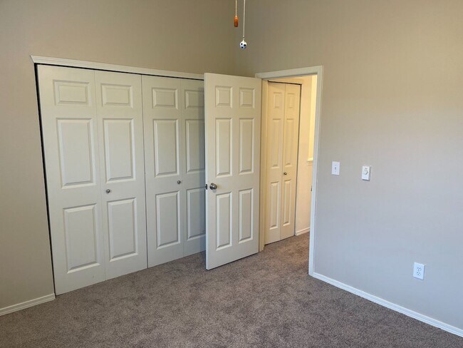 Building Photo - Extremely Gorgeous and Spacious 2 bedroom Condo
