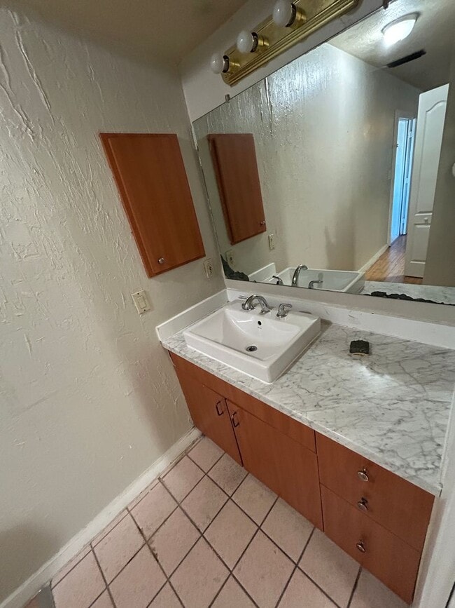 Building Photo - Single Family Home