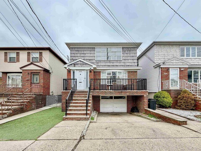 Building Photo - 502 Ave E