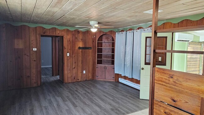 Building Photo - 123 East Ct