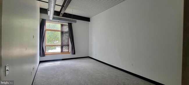 Building Photo - 75 Maple St