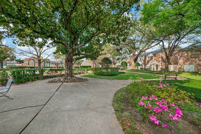 Building Photo - 6404 Burgoyne Rd