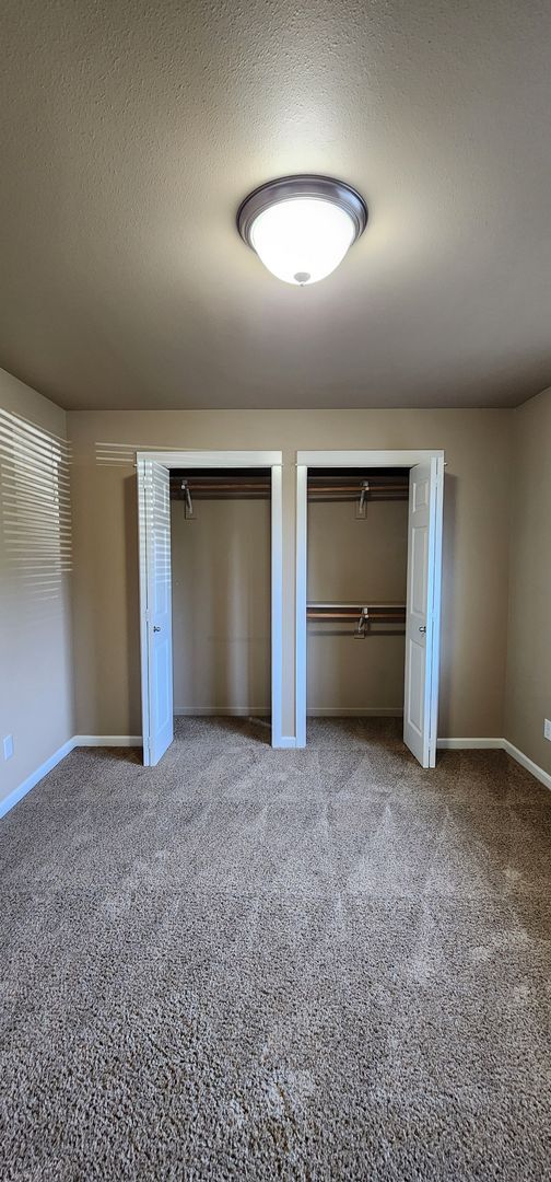 Building Photo - Luxurious Duplex in Corvallis