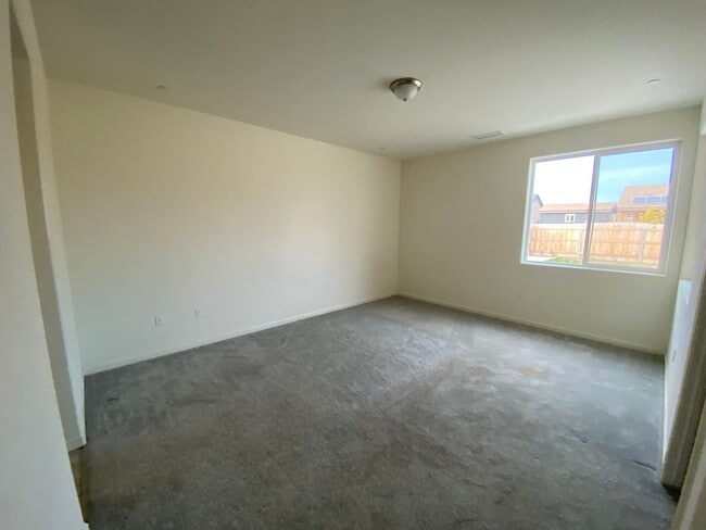 Building Photo - Spacious open and new in Kingsburg