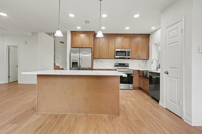 Building Photo - 8303 Lake Crystal Dr