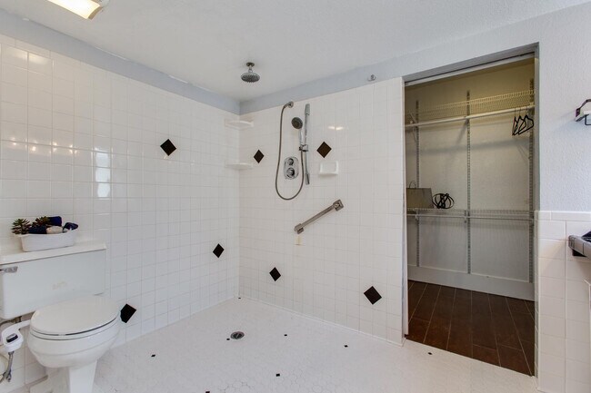 Building Photo - 510 E Belmont Ave