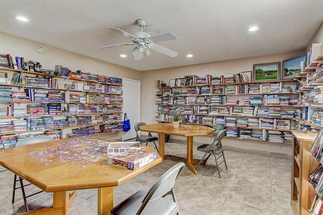 Building Photo - 1403 Arrowhead Cir W