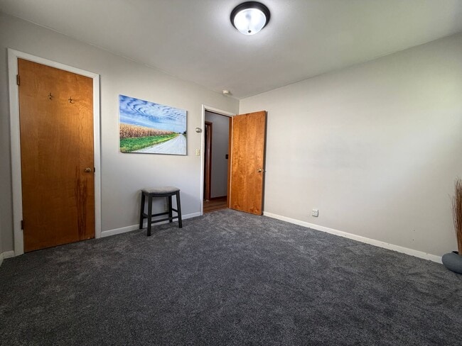 Building Photo - 3bed, 1bath home for rent in quiet Waterlo...