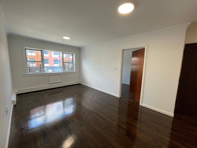 Building Photo - 558 Hart St
