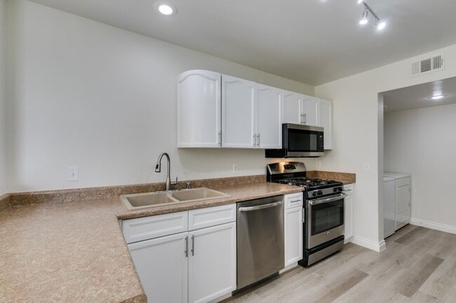 Building Photo - North Summerlin Townhouse with attached garage - 2 master suites