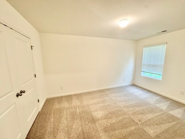 Building Photo - Three bedroom 2 1/2 bath townhome with att...